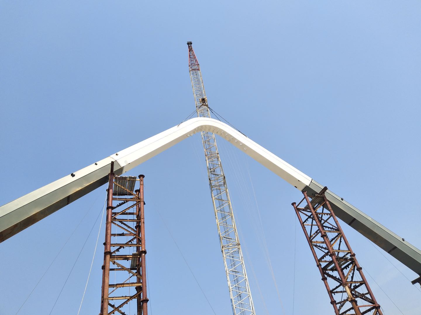 紫荊路跨龍王港河橋順利完成主拱合龍！