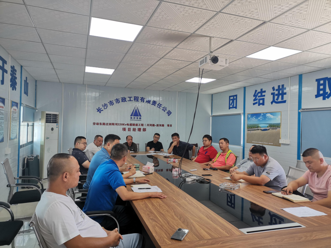 獻(xiàn)禮國慶 | 勞動?xùn)|路過瀏陽河220kV電纜隧道工程頂進設(shè)備順利完成吊裝！