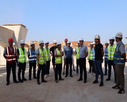 參建各方現(xiàn)場(chǎng)驗(yàn)收橋梁工程箱梁首件(1).jpg 參建各方現(xiàn)場(chǎng)驗(yàn)收橋梁工程箱梁首件(1).jpg